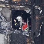 Un bombero trabajo en el interior del inmueble siniestrado.