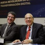 El secretario General de la OCDE, Ángel Gurría,d., y el ministro de Energía, Turismo y Agenda Digital, Álvaro Nadal, juntos hoy en Madrid.