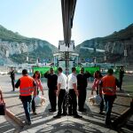 Un grupo de trabajadores junto a la valla que separa el Peñón del suelo español