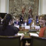 La ministra de Agricultura, Alimentación y Medio Ambiente, Isabel García Tejerina (d), se ha reunido hoy con representantes de la Organización Interprofesional Lactea (Inlac)