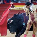 Ureña en un improvisado pase por la espalda, ayer en Valencia