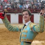 El joven novillero pasea las dos orejas cortadas al eral de Joaquín Buendía