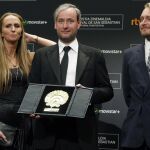 El realizador islandés, Rúnar Rúnarsson (c), tras recibir la "Concha de Oro"a la mejor película, por su trabajo "Sparrows"