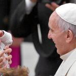 El Santo Padre bendijo a uno de los hijos de los trabajadores de la Santa Sede, antes de reunirse con la curia romana