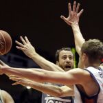 El alero lituano del Río Natura Obradoiro Eimantas Bendzius (d) defiende al base del Real Madrid Sergio Rodríguez
