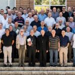 Foto de familia del cardenal Blázquez y el obispo auxiliar de Valladlid, Luis Argüello, con los sacerdotes de la Diócesis