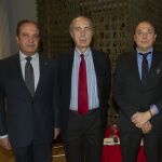 Joaquín Guarjardo-Fajardo, diputado de la Real Maestranza, junto a Luis Alberto de Cuenca y Alfredo Taján, protagonistas del encuentro celebrado en la Fundación Valentín de Madariaga