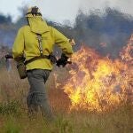 Efectivo del Plan Infoca trabaja en la extinción de un incendio.
