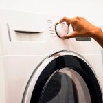 Lo más importante a la hora de limpiar ropa de deporte es hacerlo con agua fría y molestarse en darles la vuelta a las prendas