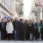 Homs (c), arropado por ciudadanos y miembros del Govern y dirigentes de ERC y CDC, a su llegada al Tribunal Superior de Justicia de Cataluña