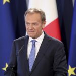 El presidente del Consejo Europeo, Donald Tusk (c)