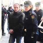 Miguel Ángel Muñoz, de 41 años, acudió ayer a la Audiencia Provincial de León a petición de su abogado para preparar su declaración, que tendrá lugar hoy