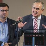 El secretario general del PSOE en Murcia Rafael González Tovar (d), acompañado por el diputado autonómico Emilio IVars (i), atiende a los medios de comunicación.