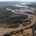 Fotografía facilitada por el Gobierno de Aragón en la que se aprecia la crecida del río Ebro a su paso por Zaragoza