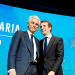 El presidente del PP, Pablo Casado, conversa con Adolfo Suárez Illana / Efe