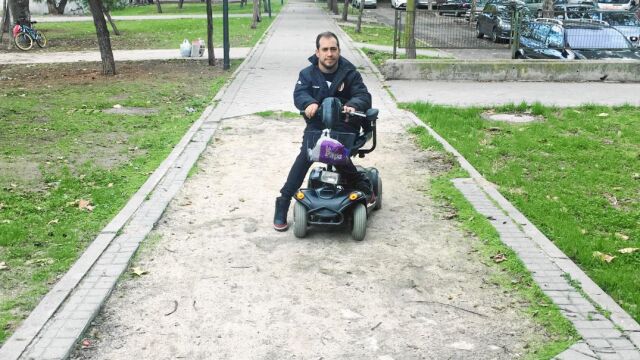 El actor denuncia que no se han arreglado las aceras a las que les faltan los adoquines