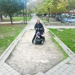 El actor denuncia que no se han arreglado las aceras a las que les faltan los adoquines