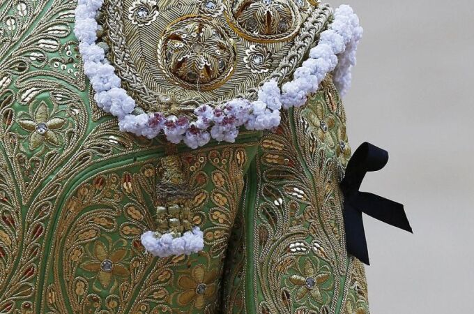 Detalle del crespón negro que se han colocado esta tarde los diestros