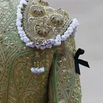Detalle del crespón negro que se han colocado esta tarde los diestros