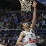Felipe Reyes anota dos puntos después de atrapar un rebote ofensivo