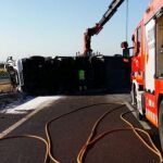 Los operarios proceden a la retirada del producto diseminado por la calzada.