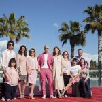 El director Eduardo Casanova (c) posa con el elenco de actores de su película «Pieles», en el Muelle malagueño
