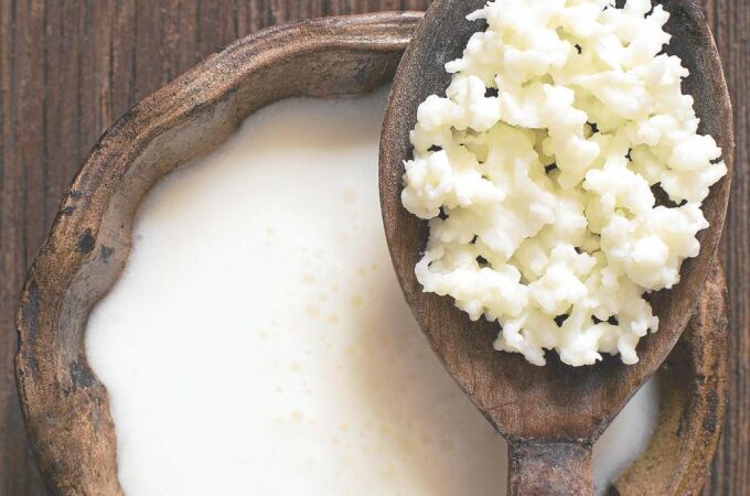 El kéfir es un producto fermentado probiótico con una textura similar al yogur líquido El kéfir es un producto fermentado probiótico con una textura similar al yogur líquido