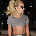 Rihanna con un top «underboob»