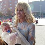 Nadia Halamandari y su hijo Nicolás Gómez-Acebo a su llegada al bautizo