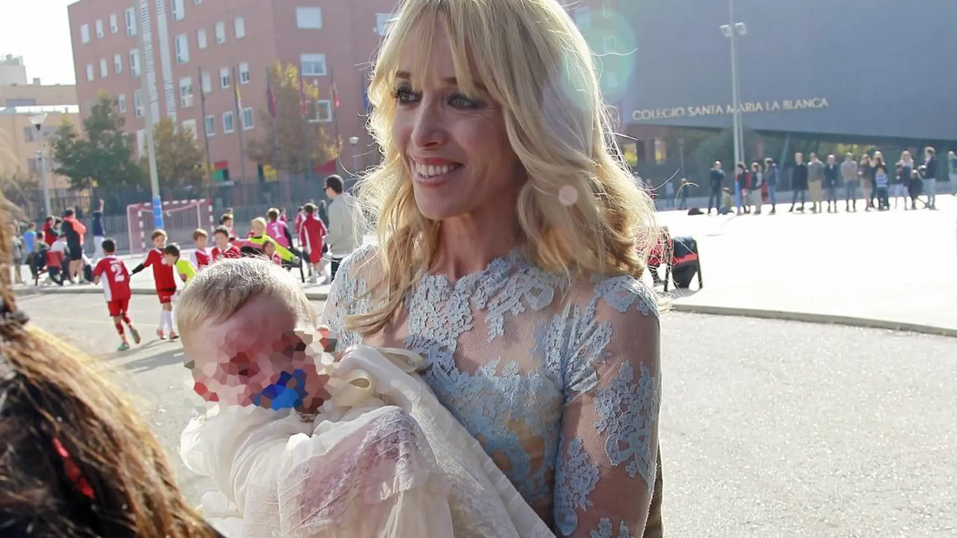 Nadia Halamandari y su hijo Nicolás Gómez-Acebo a su llegada al bautizo