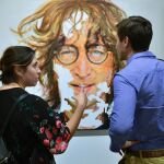 Público en la inauguración de la exposición de las obras de la pintora española África Aycart en Miami