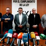 Imagen del pasado 24 del presidente de la plataforma Caracol, Alfonso García (i), el presidente de la Asociación Gremial de Auto-Taxi de Madrid, Miguel Ángel Leal (2i), el portavoz de la Federación del Taxi, Julio Sanz (c), el presidente de la Asociación Madrileña del Taxi (AMT), Felipe Baeza (2d), y el presidente de Élite Taxi Madrid, Sergio Vega (d)
