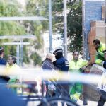 Varios agentes de la Guardia Urbana, ayer durante los registros a los pisos que almecenan los productos «top manta» que se distribuyen en Barcelona
