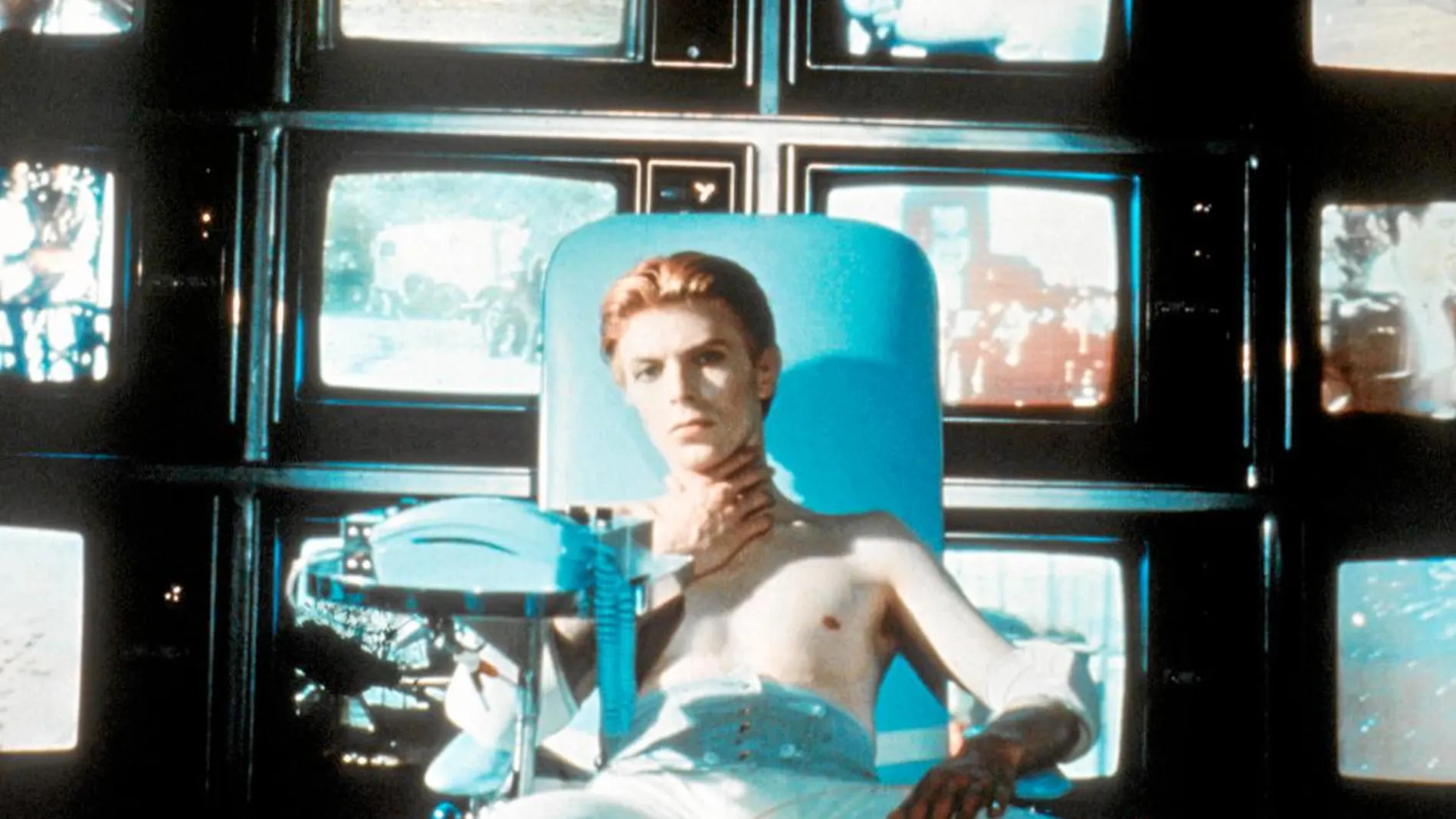 David Bowie en una escena de «El hombre que vino de las estrellas», estrenada en 1976 en el Festival de Cine de Berlín.