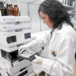 La prueba del VIH puede realizarse de manera gratuita en centros de salud, en centros de enfermedades de trasmisión sexual, en prisiones y también en los centros de atención a drogodependientes. El test consiste en un análisis de sangre o una muestra oral