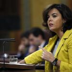 La vicepresidenta del Gobierno, Soraya Sáenz de Santamaría, durante su intervención en el pleno del Congreso de los Diputados