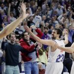 El base del Real Madrid, Sergio Llull , celebra junto a su compañero, el esloveno Luka Doncic