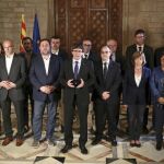 Fotografia facilitada por la Generalitat de la declaración del president catalán Carles Puigdemont y su gobierno tras el referéndum ilegal.