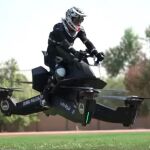 La moto voladora o 'hoverbike' es el modelo S3 2019 que fabrica la empresa estadounidense Hoversurf / YouTube