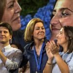 María Dolores de Cospedal, junto al nuevo presidente de Nuevas Generaciones, Diego Gago, y la presidenta saliente, Beatriz Jurado