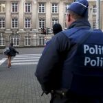 Policías belgas hacen guardia ante un colegio en Bruselas