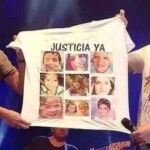 El dúo Andy &amp; Lucas mostrando la camiseta