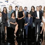 De pie (de izda. a dcha.), Mercedes Martín, Roberto Brasero, Angie Rigueiro, Lorena García, María José Saez, Agustín Cubillo, Sandra Golpe, Óscar Vázquez, Esther Vaquero, Vicente Vallés, Óscar Castellanos, Rocío Martínez, Manu Sánchez e Irenka Zubiría. Y sentados, Matías Prats, Mónica Carrillo, Santiago González y Susanna Griso