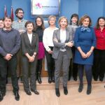 Foto de familia de la consejera Alicia García con los miembros del Comité de Ética de Servicios Sociales