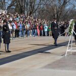 La ministra de Defensa de España, María Dolores de Cospedal (i), coloca una ofrenda floral hoy, jueves 23 de marzo del 2017, durante una ceremonia en la Tumba del Soldado Desconocido, realizada en el Cementerio Nacional de Arlington (Virginia), ciudad aledaña a Washington DC (EE.UU).
