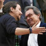 El líder de Podemos, Pablo Iglesias, disfrutó ayer en el pabellón Olímpico de Badalona de un partido entre el Divina Joventut y al Barcelona Lassa, donde tuvo tiempo para hablar con el ex presidente de la Generalitat Artur Mas.