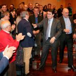 El presidente del PP de Castilla y León, Alfonso Fernández Mañueco, y el de Valladolid, Jesús Julio Carnero, saludan a los asistentes a la Convención