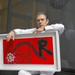 Joan Pere Viladecans posa, ayer, con una de sus obras sobre Martí i Pol y que se exponen ahora en Can Serra