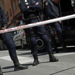 Efectivos de la Policía Nacional ante la vivienda de Badalona (Barcelona), donde vivía uno de los tres presuntos yihadistas que han sido detenidos hoy