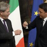 Renzi traspasa poderes a Gentiloni en la «ceremonia de la campanilla»